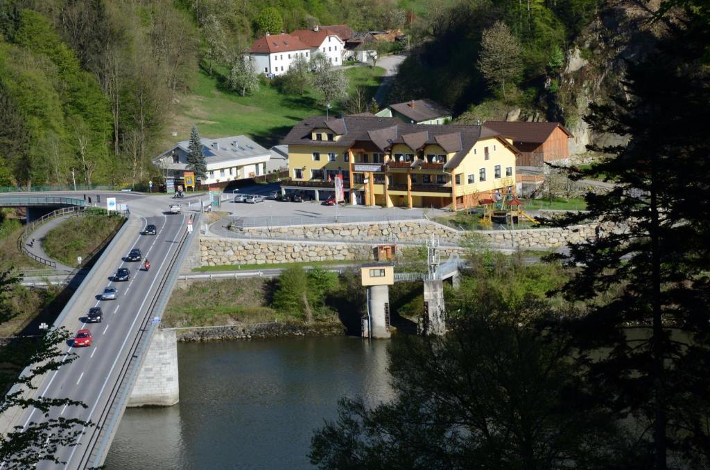 Gasthof Zur Donaubruecke Ardagger Markt Bagian luar foto